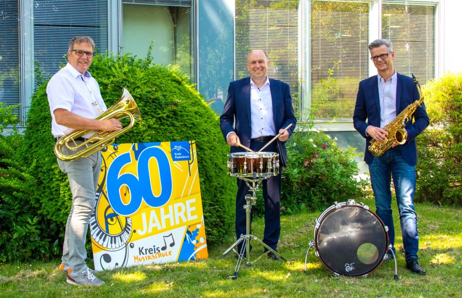 60 Jahre und kein bisschen leise – die Kreismusikschule feiert Jubiläum, v.l. Heinz-Josef Struckmeier (Leiter der Kreismusikschule Paderborn), Landrat Christoph Rüther und der pädagogische Leiter der Kreismusikschule Eddi Kleinschnittger.   Bild: Kreis Paderborn, Presse- und Öffentlichkeitsarbeit, Meike Delang